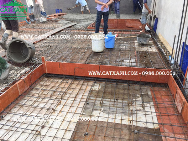 Công tác làm sắt đổ bê tông sàn tầng 2 công trình anh Huy