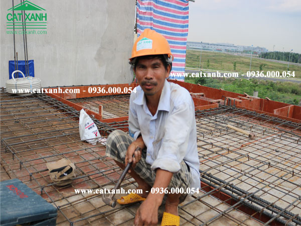 Công tác làm sắt đổ bê tông sàn tầng 2 công trình anh Huy