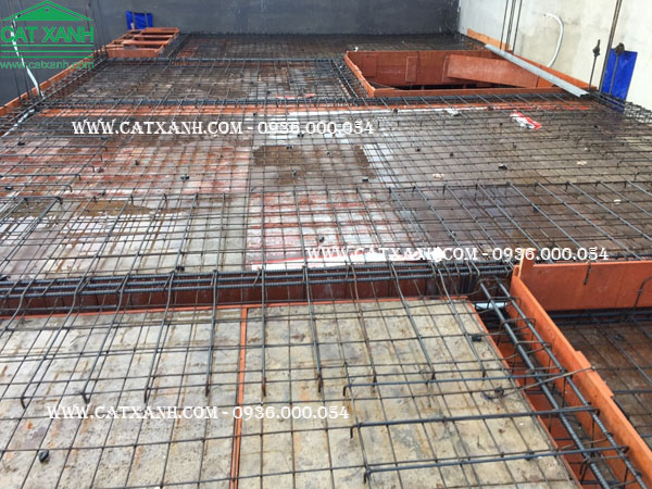 Công tác làm sắt đổ bê tông sàn tầng 2 công trình anh Huy